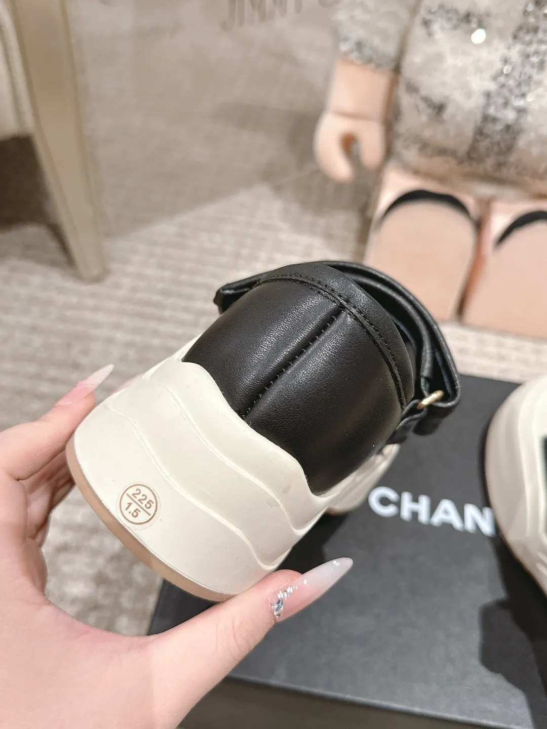 👟👟Ex-factory price 600👟👟 Chanel 25k new counter shoes, ceiling top quality [proud] This shoe is really a lucky star for small people, thick sole 5cm, more refined, rhombus, slim legs, the key is very comfortable upper foot: imported cowhide, lining: leather lining, outsole: genuine molded TPU outsole ~ 5cm heel height Size: 35-40 (41 made to order, non-refundable)